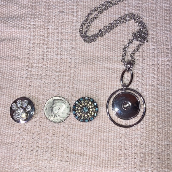 Magnolia and Vine large (30mm) snap pendant with 2 snaps - Picture 13 of 14